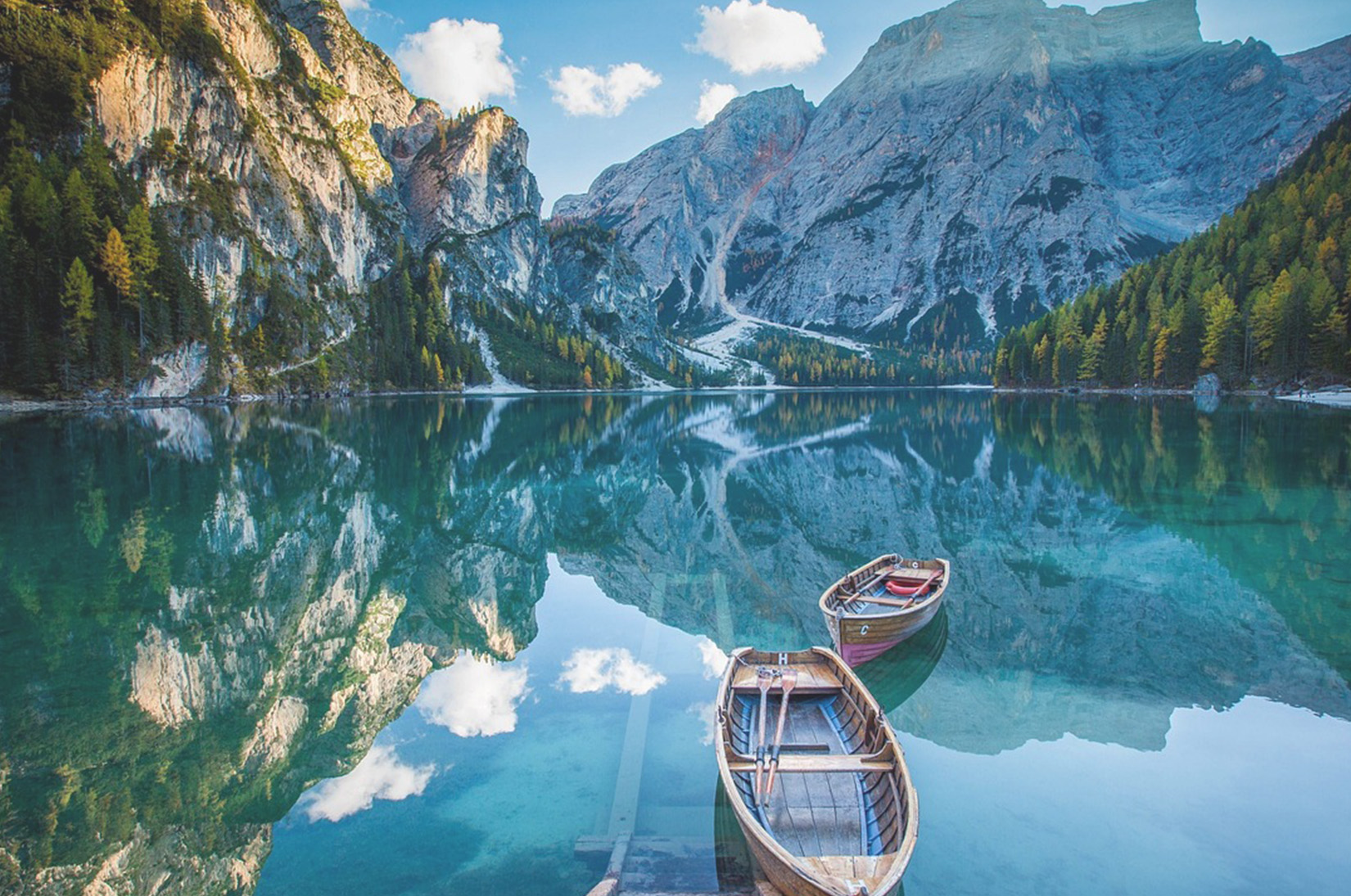 Planinsko jezero sa drvenim čamcima, harmonija između osobe i prirode